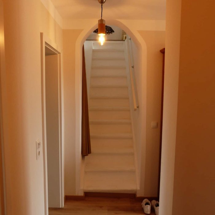 Treppenaufgang zum kleineren Schlafzimmer oben